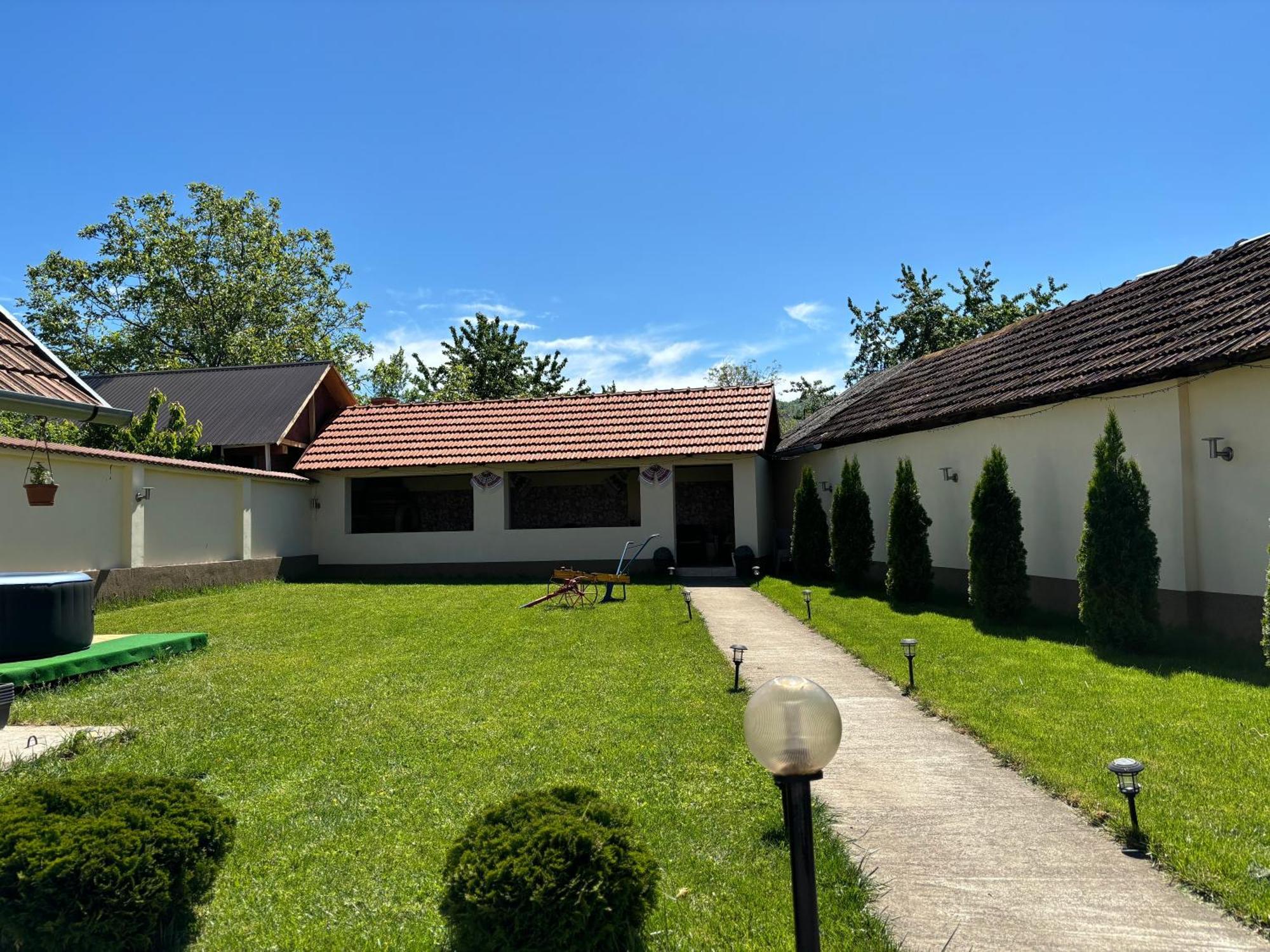 Casa Otilia Hotel Chiscau Екстериор снимка
